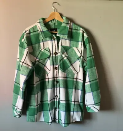 Camisa de franela a cuadros verde y blanca - miniatura 1