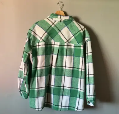 Camisa de franela a cuadros verde y blanca - miniatura 2