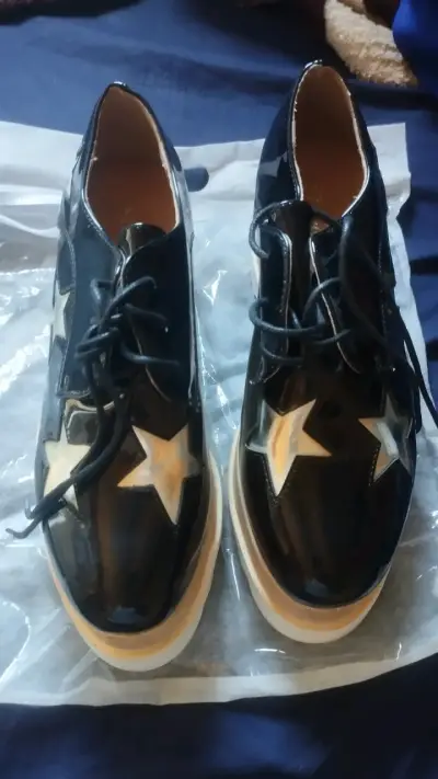 Zapatos de plataforma negros con estrellas - miniatura 1