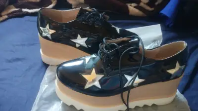 Zapatos de plataforma negros con estrellas - miniatura 2