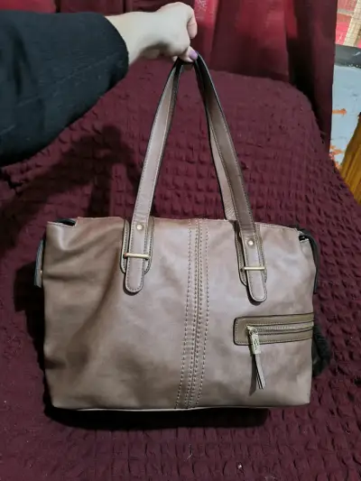 Bolso de mano marrón con cierre y bolsillos - miniatura 1