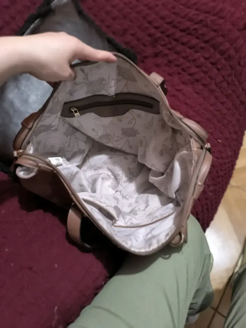 Bolso de mano marrón con cierre y bolsillos - 2