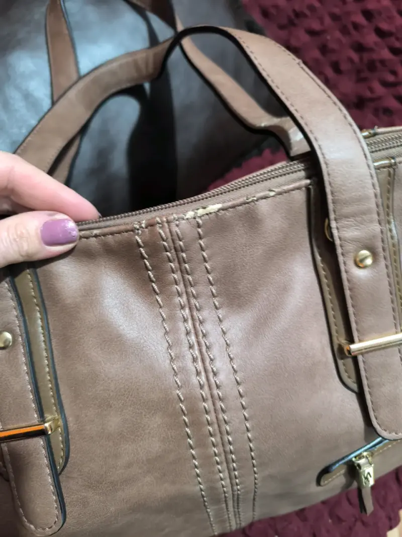 Bolso de mano marrón con cierre y bolsillos - 3