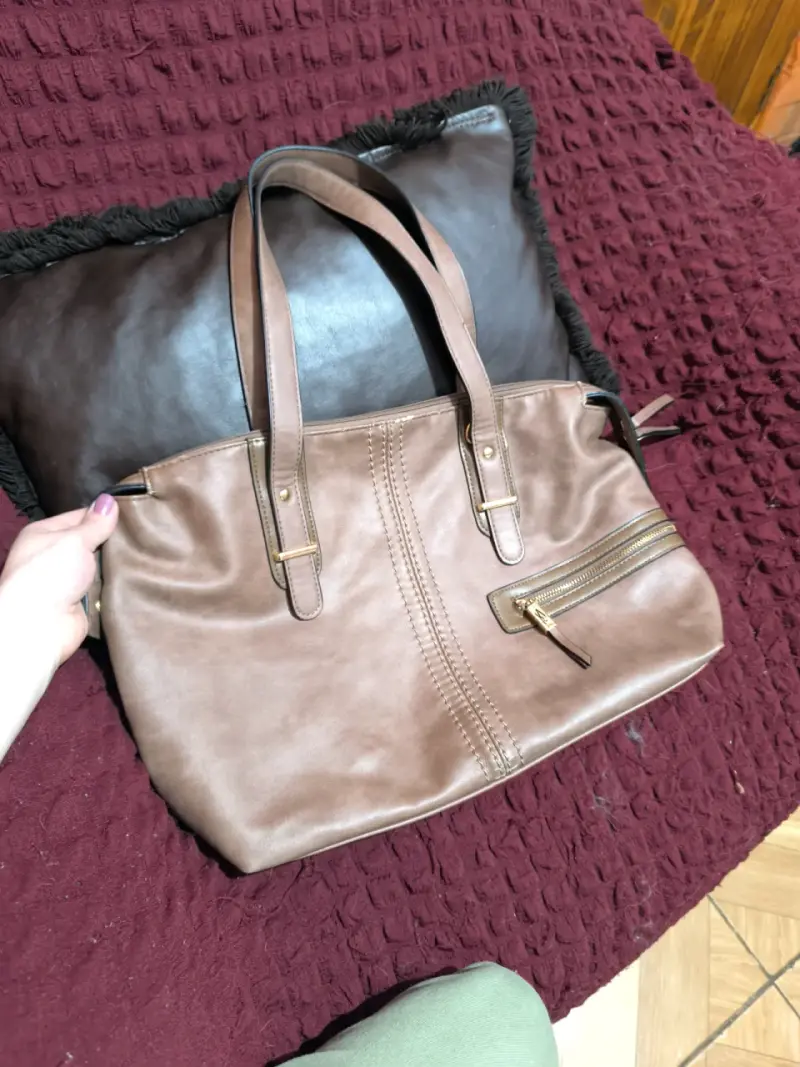 Bolso de mano marrón con cierre y bolsillos - 4