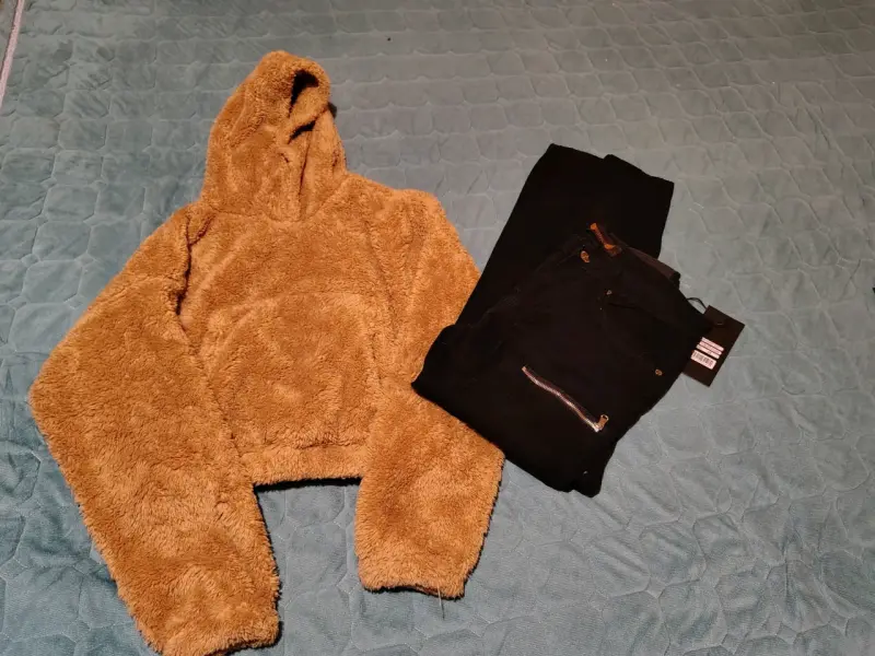 Polerón de felpa con capucha color camel - 2