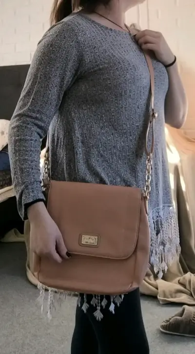 Cartera cruzada color camel con cadena cyzone - miniatura 1