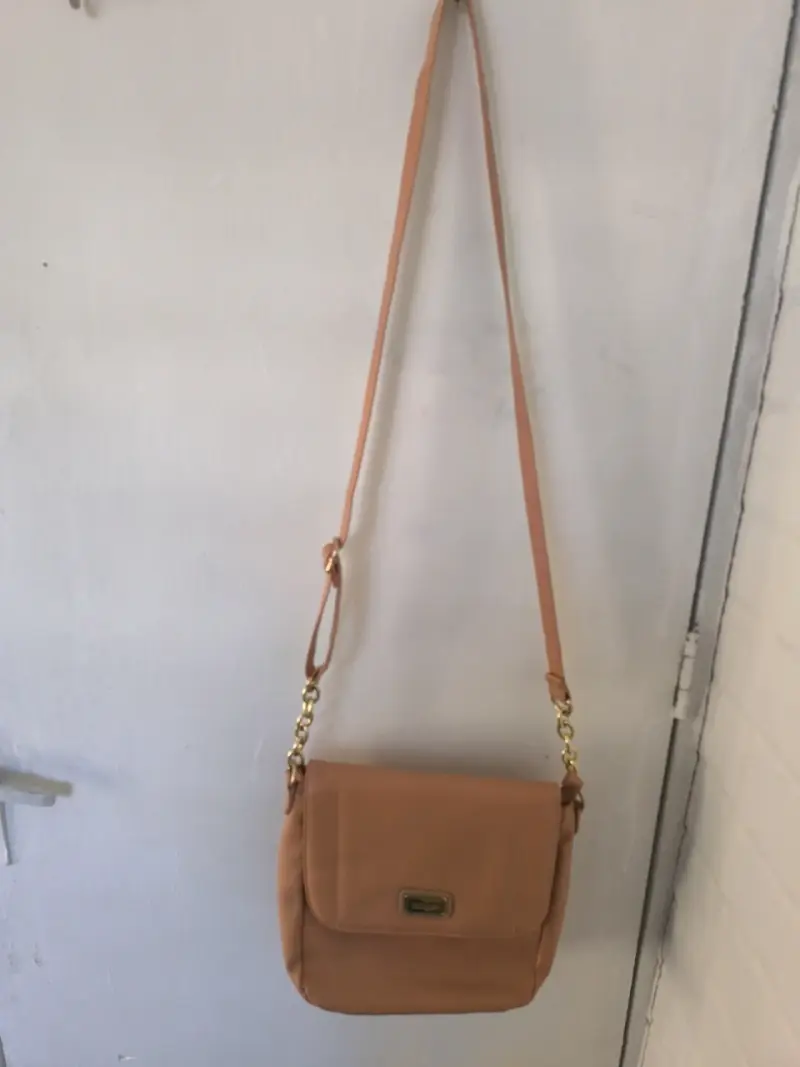 Cartera cruzada color camel con cadena cyzone - 3