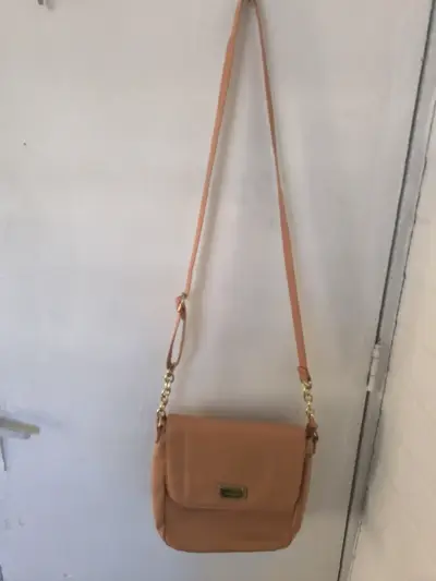 Cartera cruzada color camel con cadena cyzone - miniatura 3
