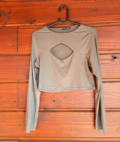 Polera manga larga con diseño cut-out - miniatura 1