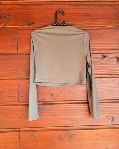 Polera manga larga con diseño cut-out - miniatura 2