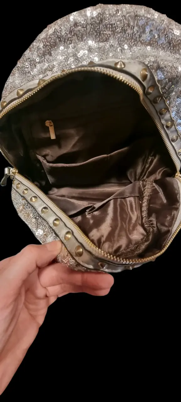 Mochila de lentejuelas doradas con tachas - 2
