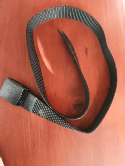 Cinturón de seguridad negro ajustable 1 mts 11 cm - miniatura 1