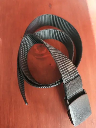 Cinturón de seguridad negro ajustable 1 mts 11 cm - miniatura 2