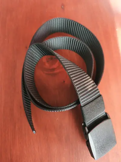 Cinturón de seguridad negro ajustable 1 mts 11 cm - miniatura 4
