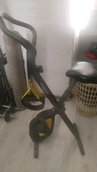 Bicicleta estática plegable Athletic con monitor - miniatura 1