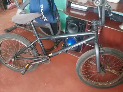 Bicicleta BMX Oxford negra en buen estado - miniatura 1