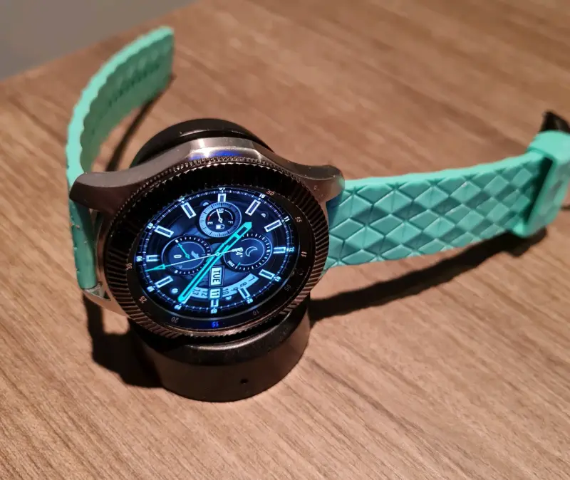 Smartwatch con correa turquesa y pantalla táctil - 1
