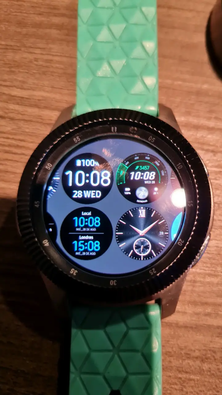 Smartwatch con correa turquesa y pantalla táctil - 2