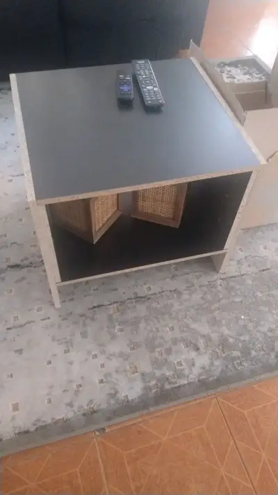 Mesa de centro cuadrada con estantes - miniatura 1