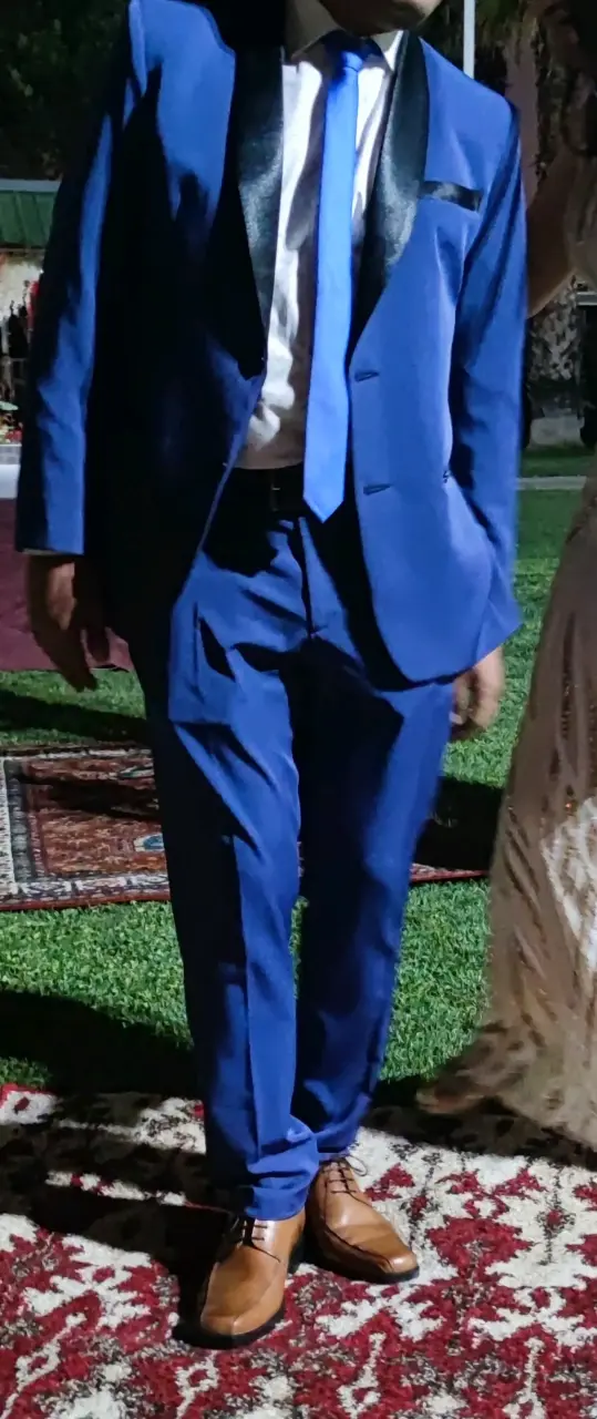 Traje azul para hombre con corbata - 2