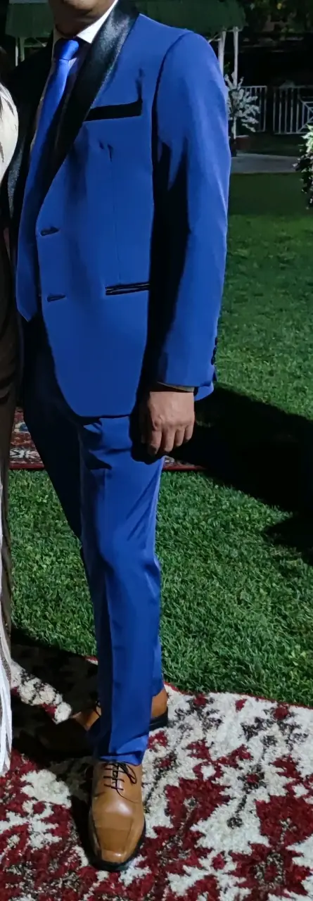 Traje azul para hombre con corbata - 3