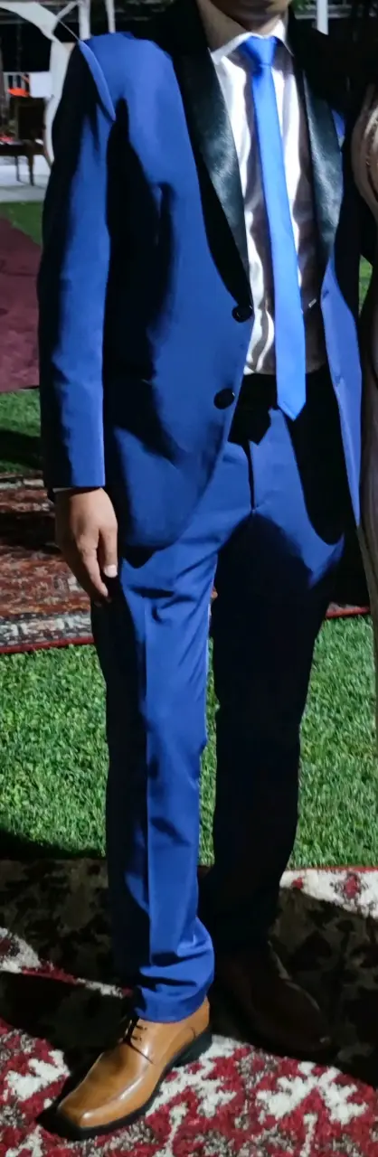 Traje azul para hombre con corbata - 4