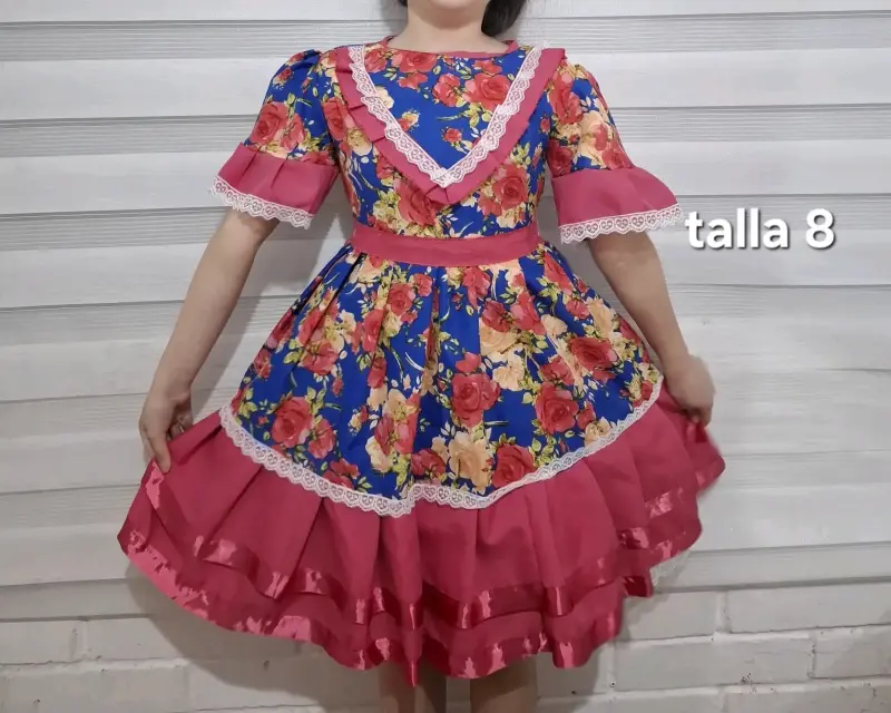 Vestido de niña con estampado floral y volantes - 3