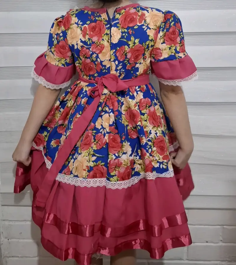 Vestido de niña con estampado floral y volantes - 4