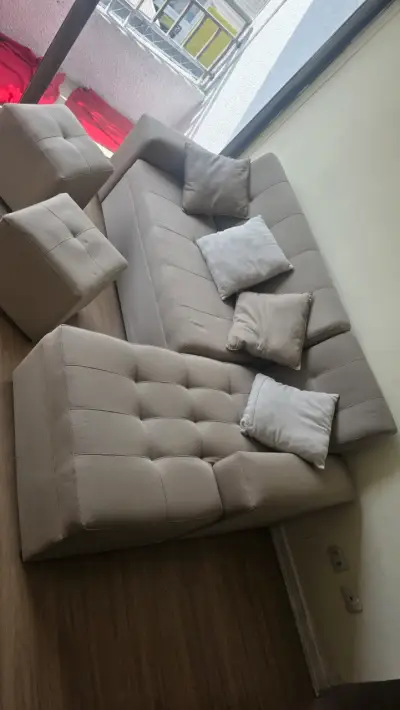 Sofá seccional beige con cojines - miniatura 1