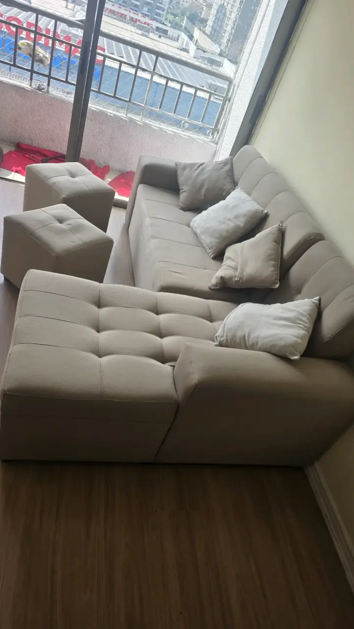 Sofá seccional beige con cojines - 2