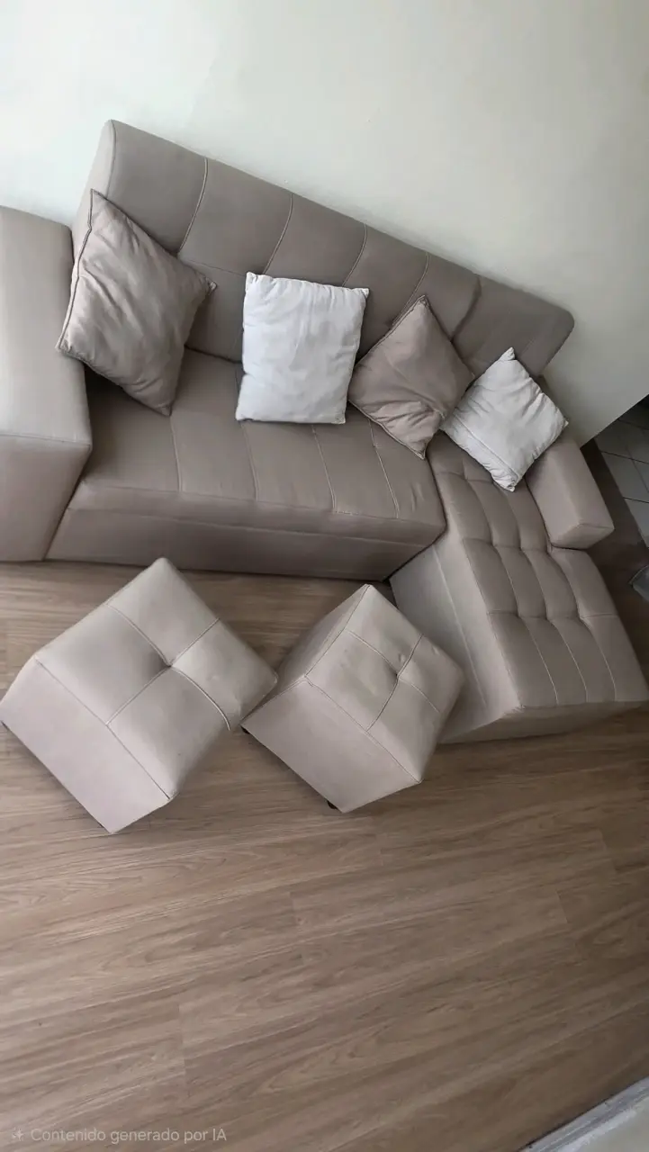 Sofá seccional beige con cojines - 3
