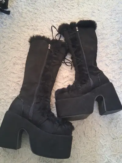 Botas negras de plataforma con forro de peluche - miniatura 1