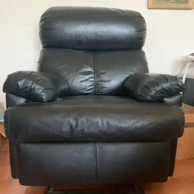 Sillón negro reclinable - miniatura 1