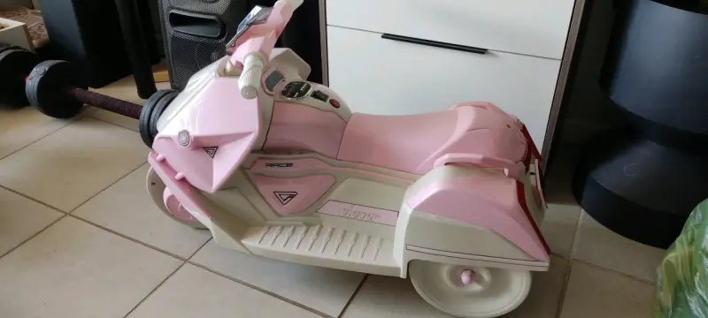 Moto eléctrica infantil rosa 6V con 3 ruedas - 2