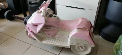 Moto eléctrica infantil rosa 6V con 3 ruedas - miniatura 2