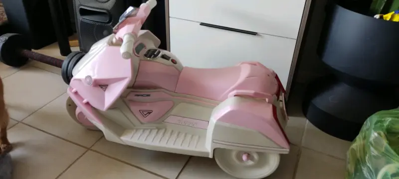 Moto eléctrica infantil rosa 6V con 3 ruedas - 3