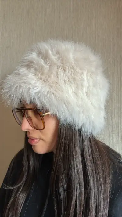 Gorro de piel sintética blanco elegante - miniatura 1