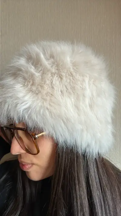 Gorro de piel sintética blanco elegante - miniatura 2