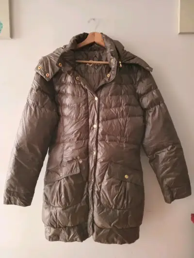 Abrigo de plumas Guess marrón con capucha - miniatura 1