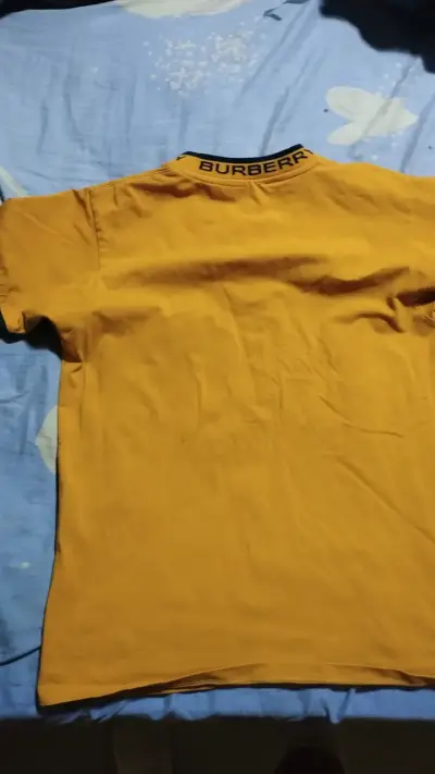 Polera amarilla Burberry con cuello distintivo - miniatura 1