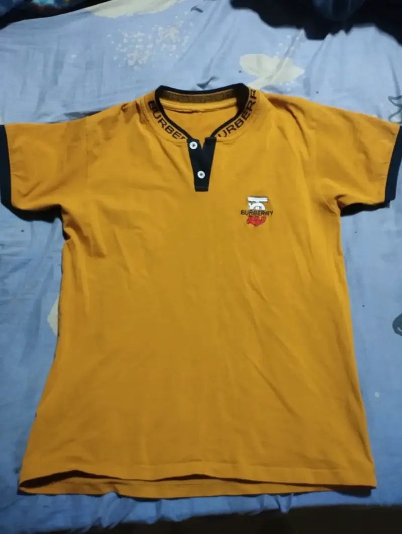 Polera amarilla Burberry con cuello distintivo - 2