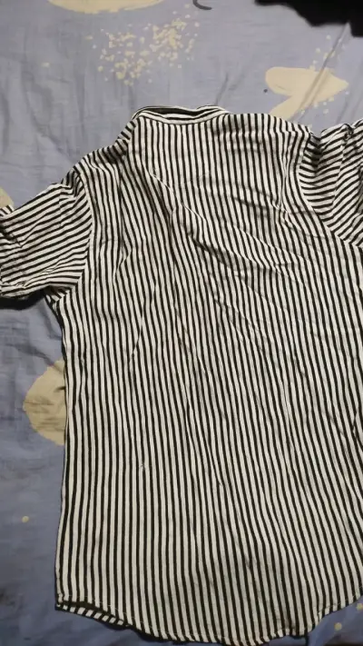 Polera amarilla Burberry con cuello distintivo - miniatura 3
