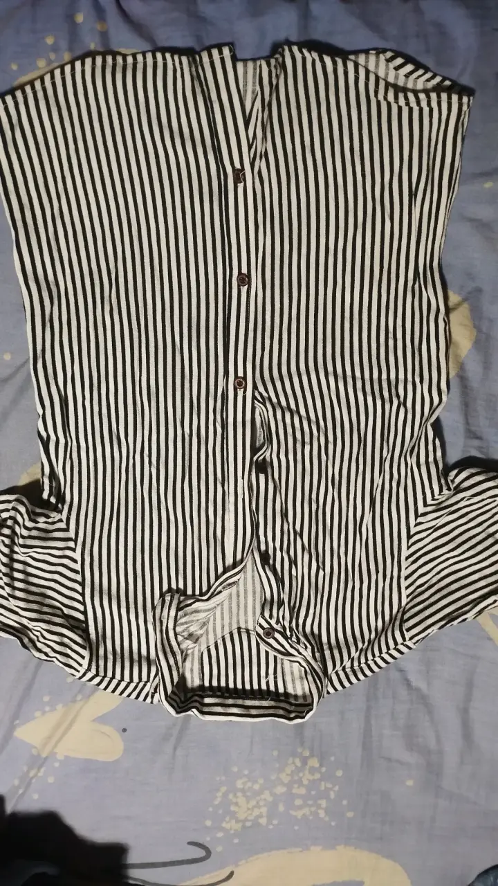 Polera amarilla Burberry con cuello distintivo - 4