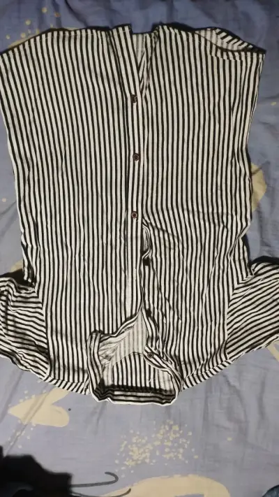 Polera amarilla Burberry con cuello distintivo - miniatura 4