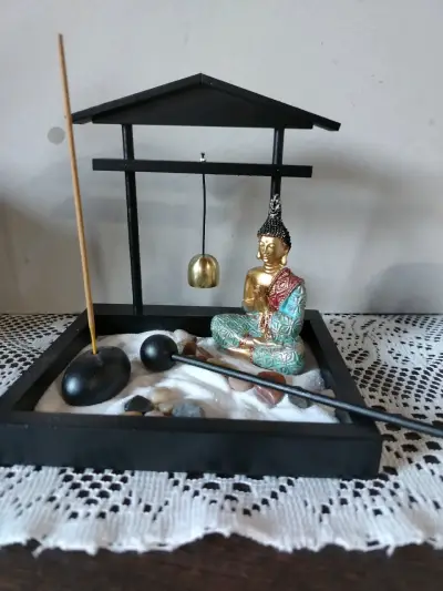 Jardín Zen con figura de Buda y campana - miniatura 1