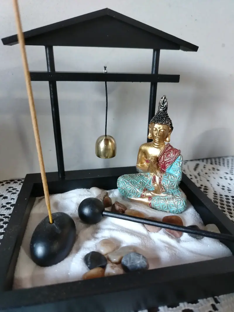 Jardín Zen con figura de Buda y campana - 2