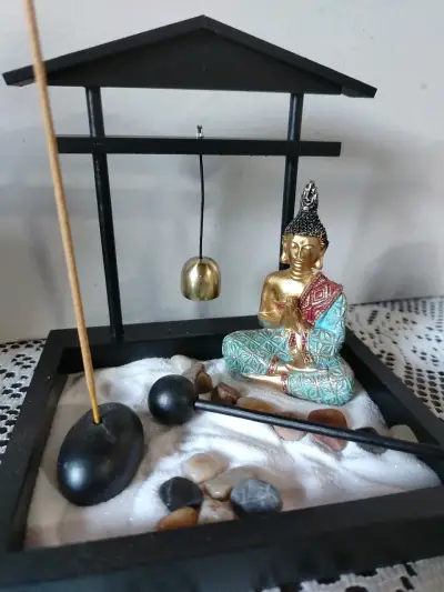 Jardín Zen con figura de Buda y campana - miniatura 2