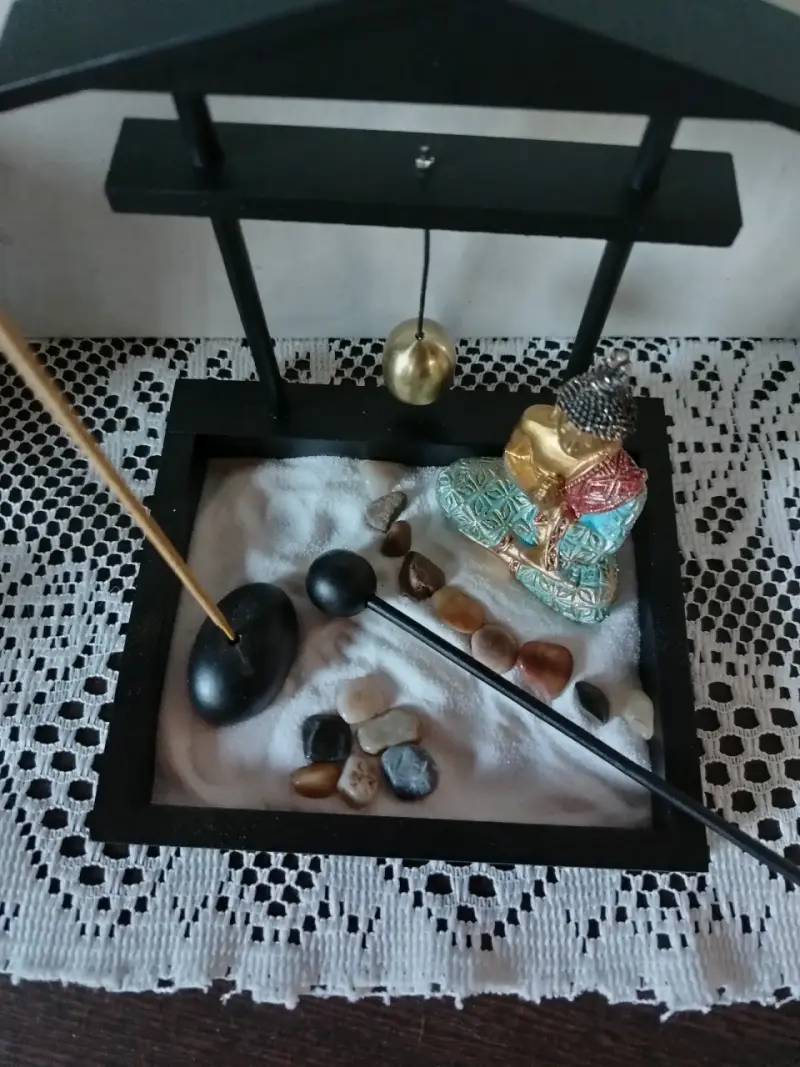 Jardín Zen con figura de Buda y campana - 3