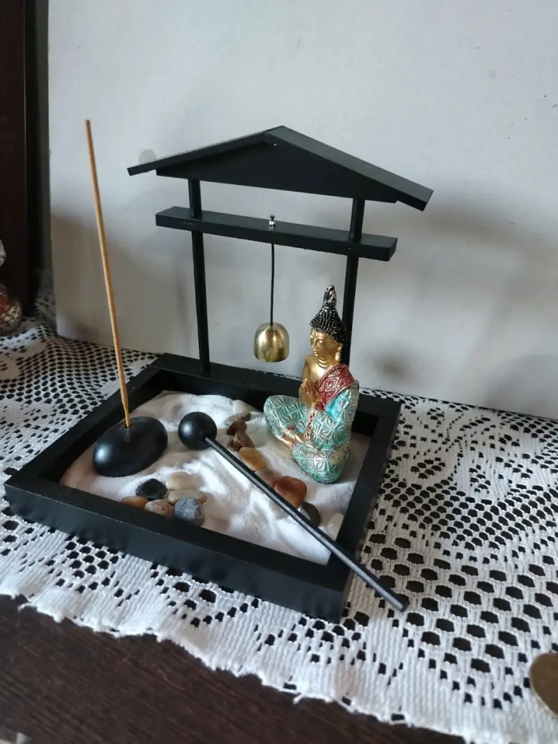 Jardín Zen con figura de Buda y campana - 4
