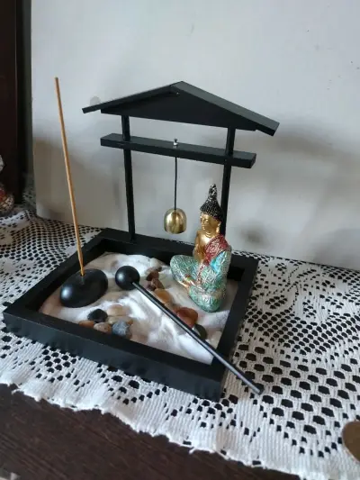 Jardín Zen con figura de Buda y campana - miniatura 4
